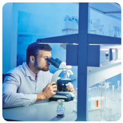 Homem do curso de Faculdade de Biomedicina do eniac olhando no microscópio