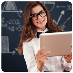 Mulher do curso de Faculdade de Pós-Graduação em Educação Especial e Inclusiva do eniac em uma sala de aula com um tablet