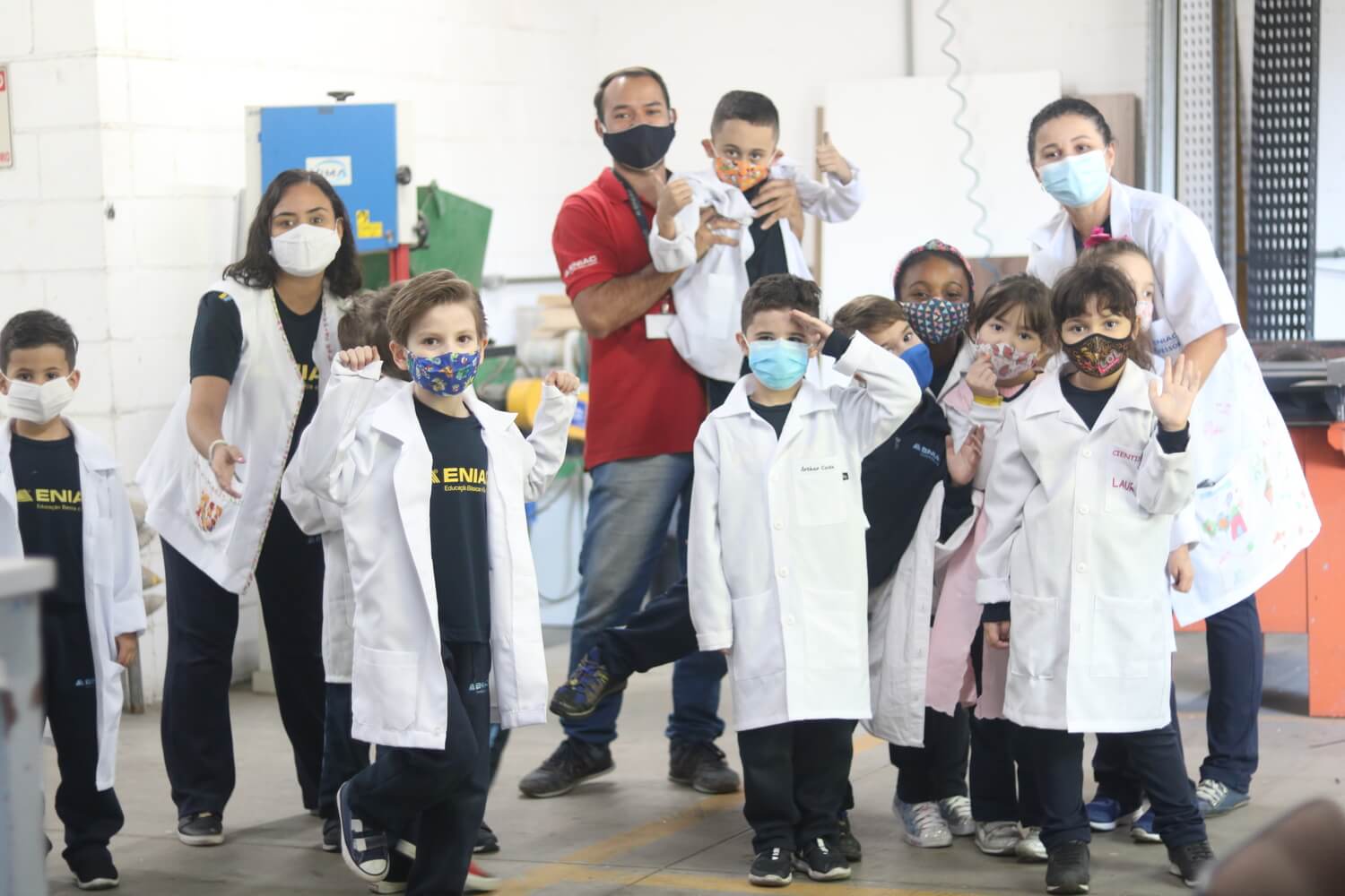 Foto da classe com as crianças e os professores