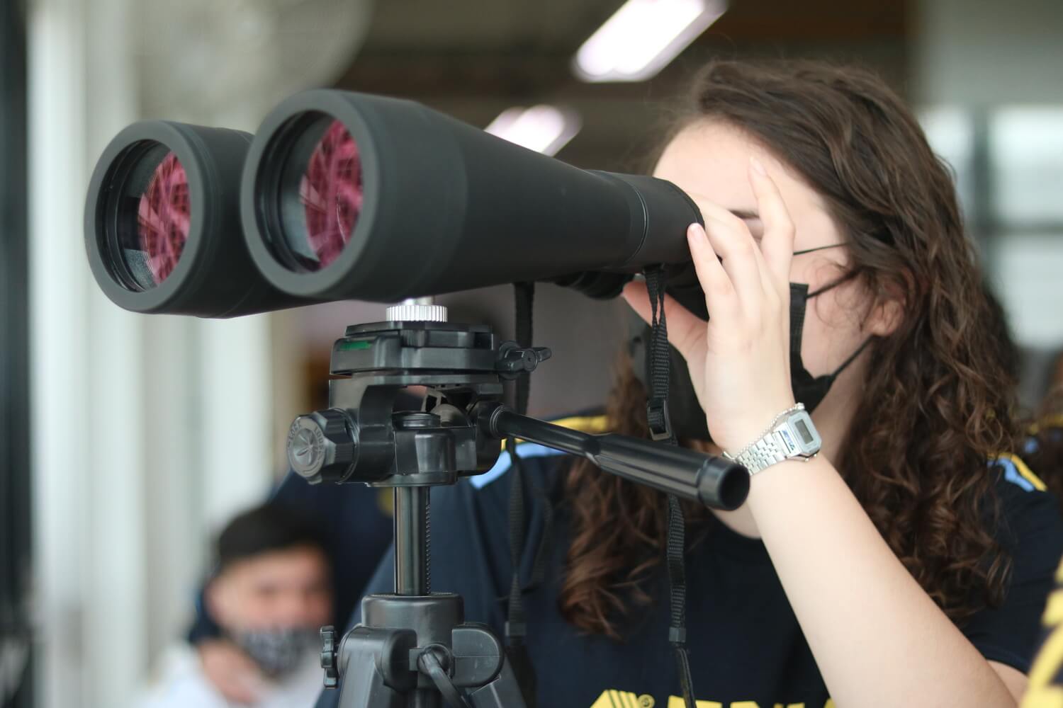 Menina usando binóculos