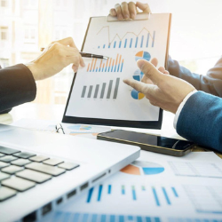 Pessoas do curso de Faculdade de Pós-Graduação em Gestão Empresarial do eniac discutindo sobre um gráfico