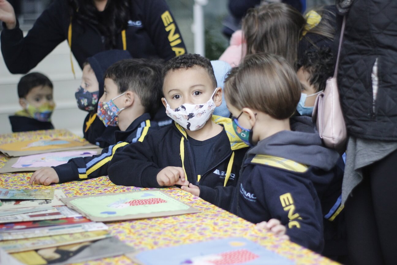 Crianças sentadas em uma mesa