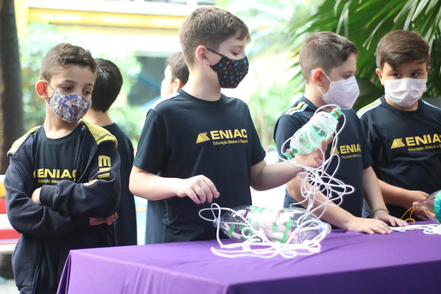 Crianças desenvolvendo um projeto