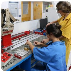 Mulheres do curso de Engenharia Industrial Mecânica do eniac trabalhando