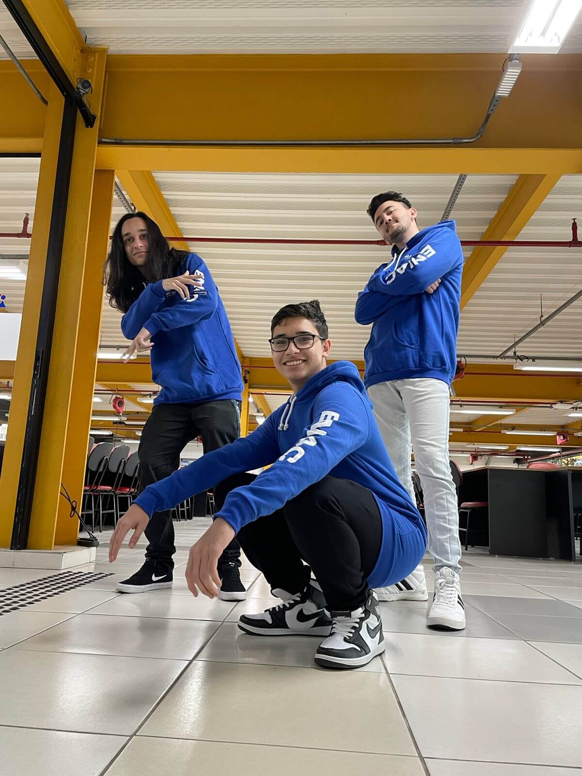 Três jovens posando para a câmera