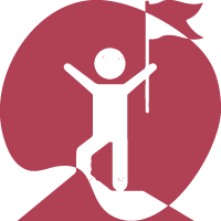 Pessoa no topo da montanha comemorando a vitória