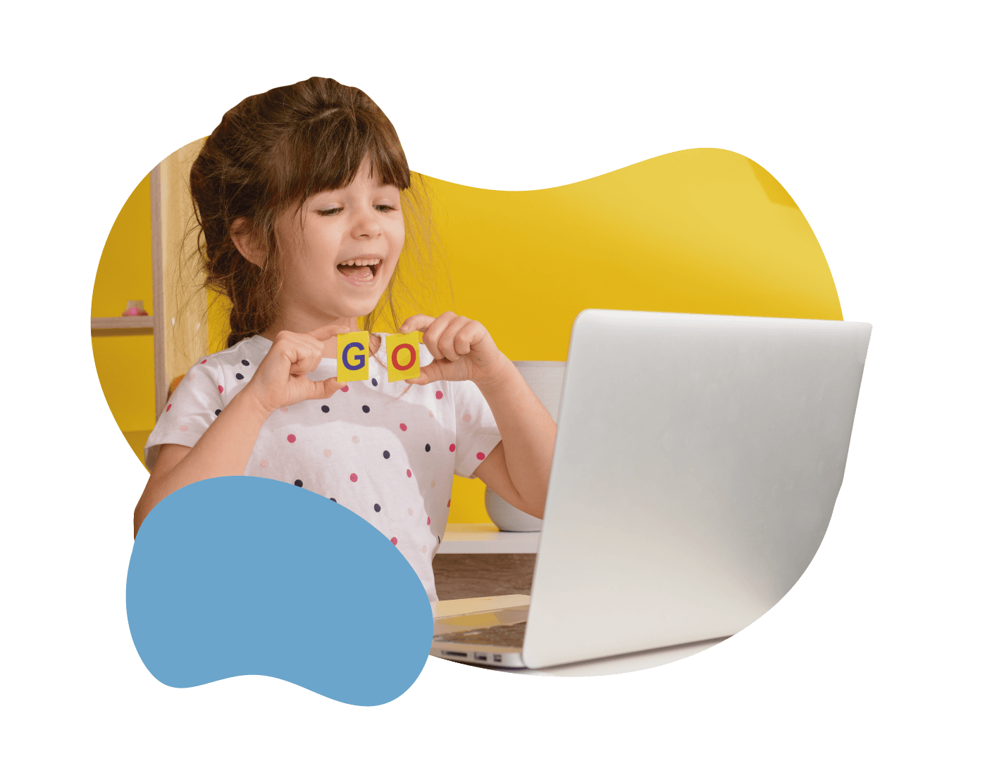 Menina segurando duas peças com as letras G e O