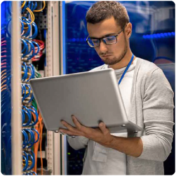 Homem do curso de Curso Técnico em Informática do eniac mexendo no computador